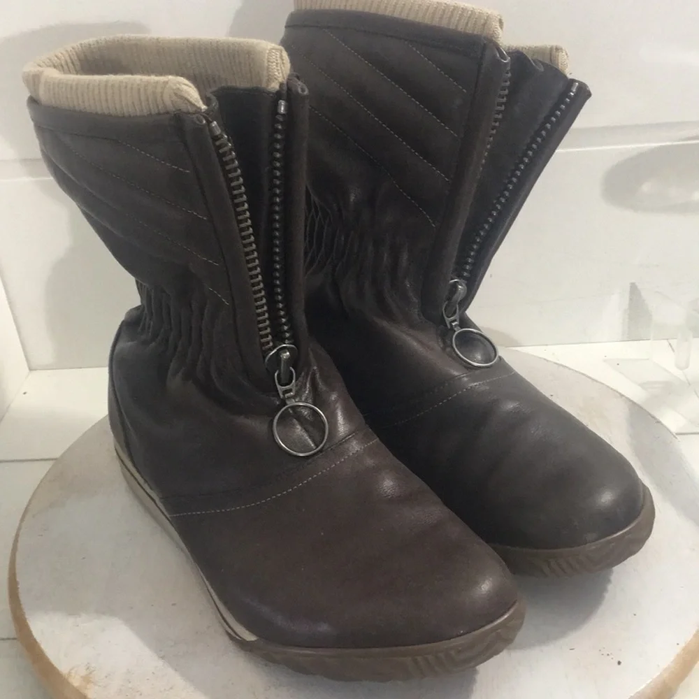 Sorel womens brown leather zip winter boots size 8.